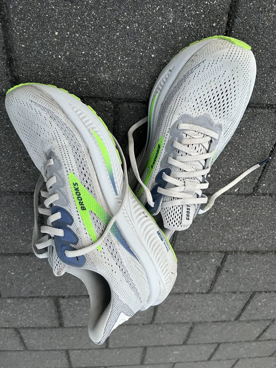 Laufschuhe auf Kopfsteinpflaster, frühe Morgenstunden
